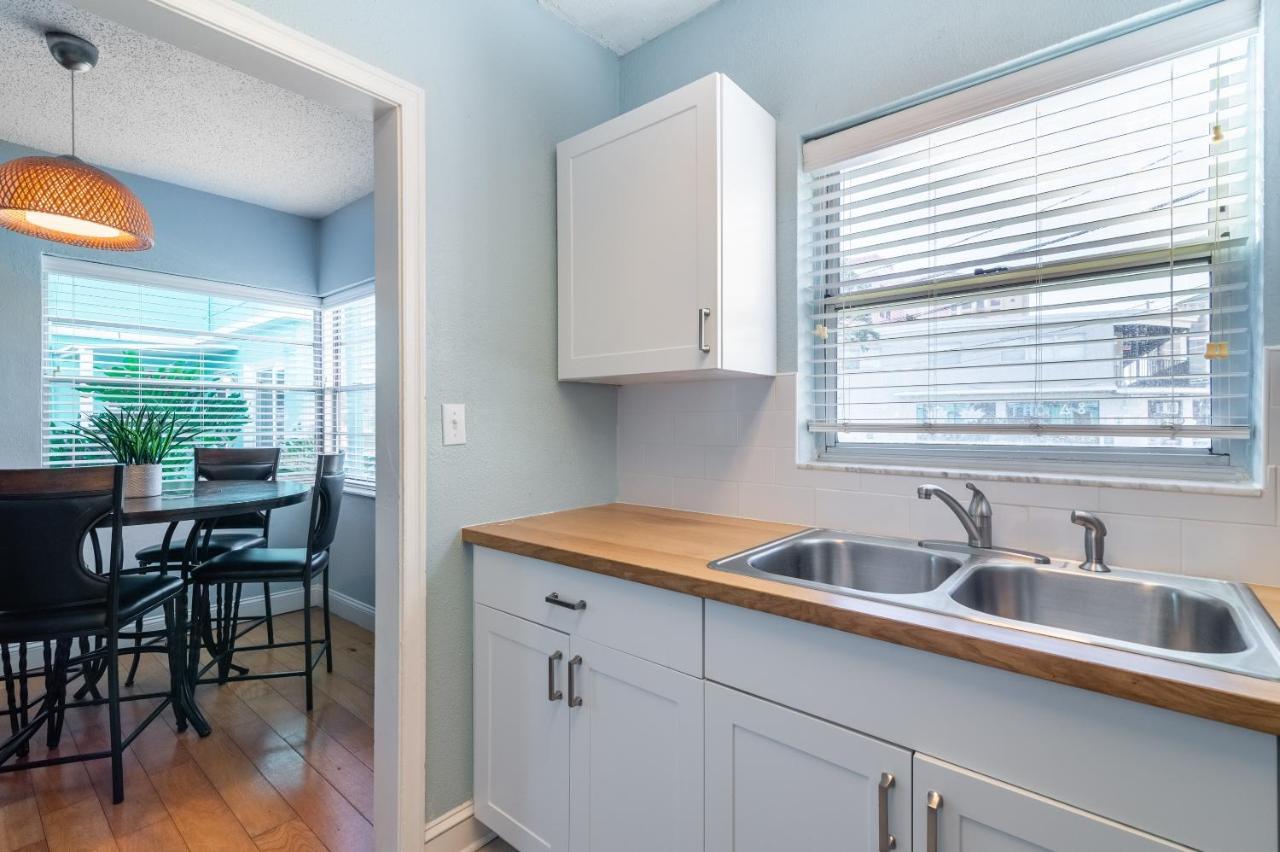 Cute One Bedroom At The Coral Resort Apts Clearwater Beach Exterior foto